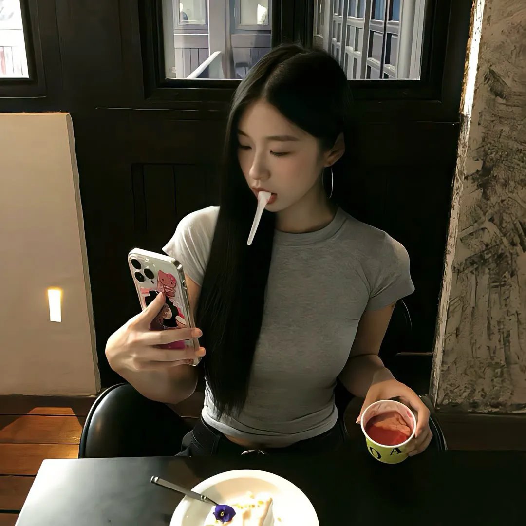 举杯畅饮的姐姐们